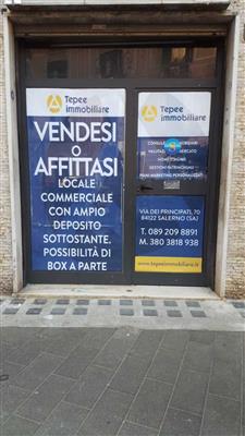Fondo/negozio - 1 vetrina/luce a Centro Strorico, Salerno