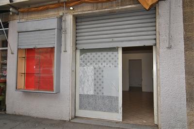 Fondo/negozio - 1 vetrina/luce a Centro, Livorno