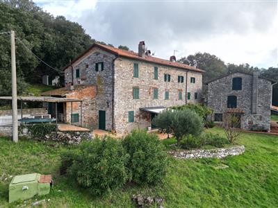 Casa colonica - ristrutturata a Ovest, Lucca