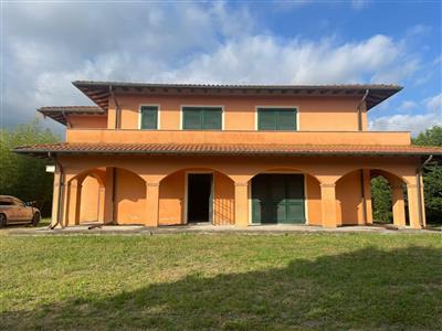 Villa in buono stato di 400 mq. a Vittoria Apuana