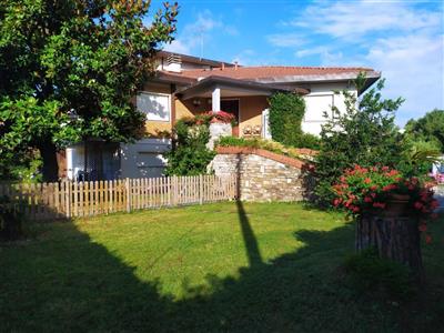 Casa singola in buono stato di 460 mq. a Marina Di Carrara