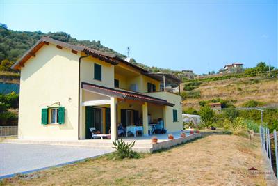 6985074_vendita-ville-imperia-rif-v10257-villa-con-giardino-e-panorama-sul-rd9imkmo.JPG